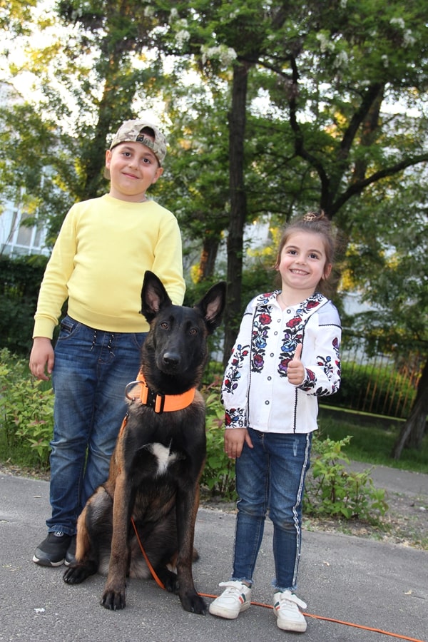 Оксана Сундугей, дружина ветерана, та її діти Олеся та Олексій