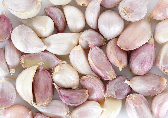 У банки для зберігання часник закладається як цілком (цілими головками), так і зубчиками